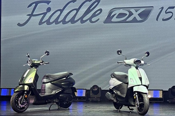 Một điểm cộng lớn nằm ở khả năng tiết kiệm nhiên liệu. Theo công bố, mẫu xe đạt mức tiêu thụ 1 lít xăng cho 60,2 km, tương đương chỉ khoảng 1,66 lít/100 km. Tại thị trường Đài Loan, SYM Fiddle DX 158 có giá khởi điểm 106.500 Đài tệ (tương đương khoảng 92 triệu đồng).