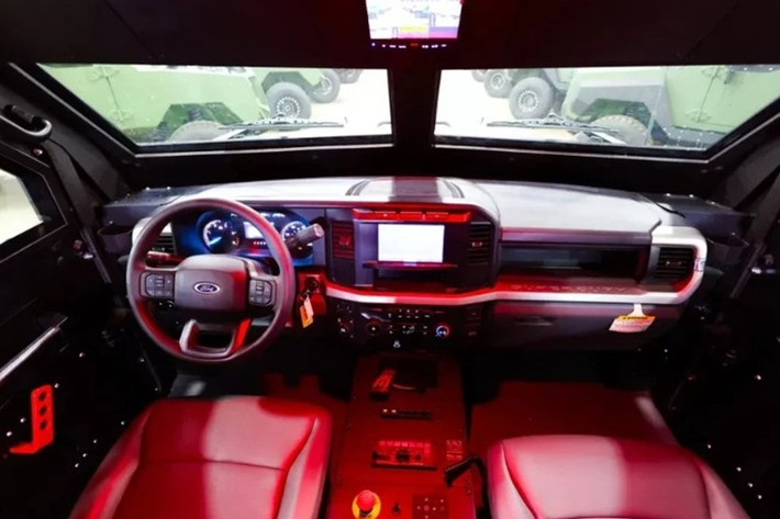 Khoang lái của xe vẫn sở hữu bố cục như Ford F-550 nguyên bản, nhưng đã được tinh chỉnh để phù hợp với nhiệm vụ của lực lượng thực thi pháp luật. Khoang chở quân có sức chứa tối đa 10 binh sĩ cùng 2 thành viên kíp lái.