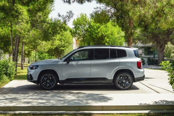 Phiên bản Mercedes-Benz GLB 250+ 2026 mới sử dụng mô-tơ điện gắn cầu sau, sản sinh công suất 268 mã lực và mô-men xoắn 335 Nm, cho khả năng tăng tốc 0–100 km/h trong 7,4 giây và tầm hoạt động lên tới 630 km sau một lần sạc đầy.