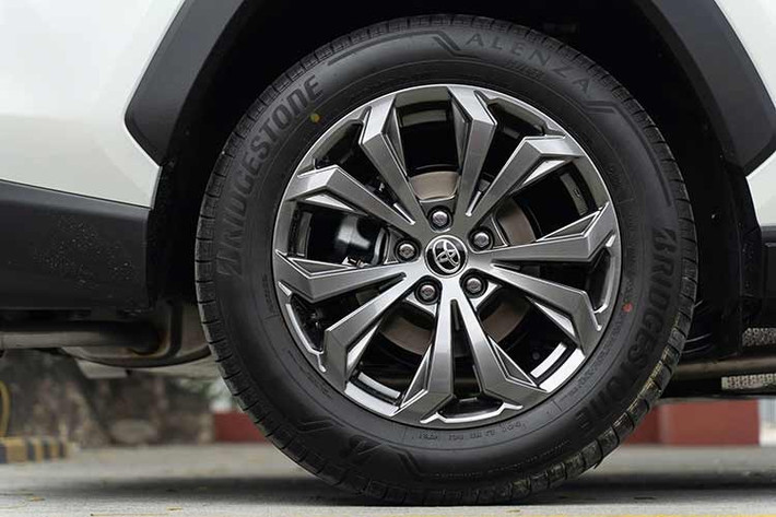 Về hiệu năng, cả hai đều sử dụng hệ thống hybrid gồm động cơ xăng 4 xi-lanh 2.5L chu trình Atkinson, kết hợp động cơ điện 100kW và pin lithium-ion 1,09kWh. Công suất tối đa đạt 186 mã lực, truyền động qua hộp số vô cấp CVT.