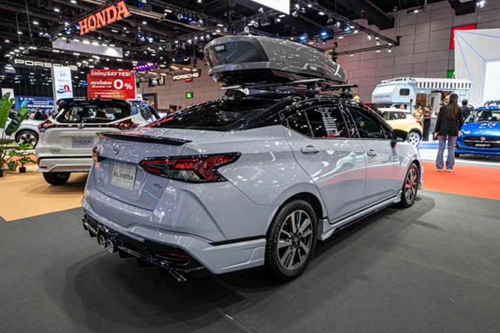 Phiên bản E tiêu chuẩn lần đầu được trang bị hệ thống cảnh báo va chạm phía trước (IFCW) và phanh khẩn cấp tự động (IEB), tuy nhiên hệ thống âm thanh bị cắt giảm từ 4 loa xuống còn 2 loa. Giá bán phiên bản này tăng thêm 24.000 baht (tương đương 20 triệu đồng) so với phiên bản tiền nhiệm.