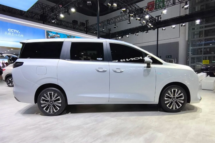 Xingguang 730 2025 mới được phát triển dựa trên kiến trúc năng lượng của Wuling và ứng dụng loạt công nghệ “Sky-Spirit-God”. Điểm khác biệt lớn nhất của mẫu MPV này nằm ở tùy chọn đa dạng hệ truyền động, bao gồm xăng truyền thống, hybrid sạc điện (PHEV) và thuần điện, nhằm đáp ứng nhu cầu đa dạng của khách hàng.