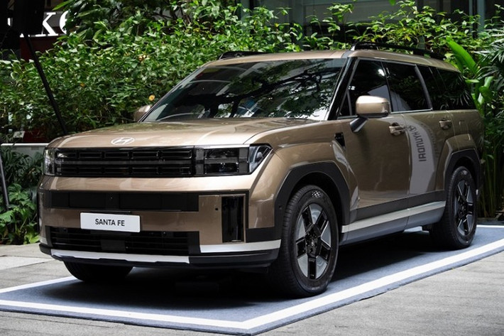 Theo công bố của hãng, mức tiêu hao nhiên liệu trung bình chỉ 5,1 lít/100 km đường hỗn hợp, thấp hơn cả mẫu sedan hạng B Hyundai Accent (khoảng 5,8 lít/100 km). Tại thị trường Việt nam, Hyundai SantaFe Hybrid 2026 cũng mới ra mắt vào 3/12/2025 và có giá bán 1,369 tỷ đồng (đã bao gồm VAT).