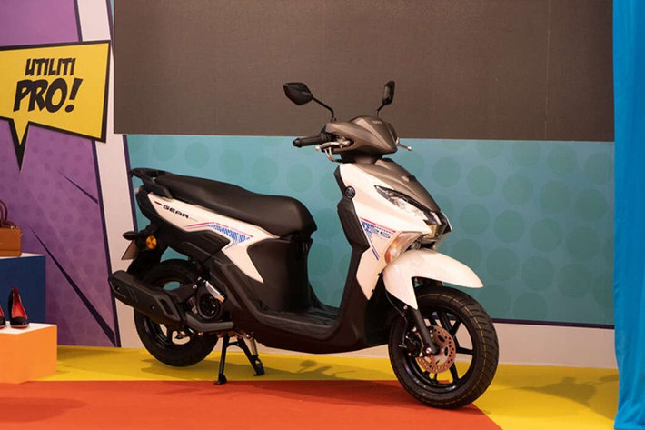 Trong bối cảnh cuộc đua điện hóa đang diễn ra rầm rộ tại các thị trường xe máy khu vực Đông Nam Á, Yamaha dù có thế mạnh sản xuất cũng như thương hiệu nhưng vẫn chậm chân hơn so với các thương hiệu xe máy điện nội địa. Dù vậy, hãng xe Nhật Bản vẫn đang từng bước điện hóa các mẫu mã xe tay ga của mình.