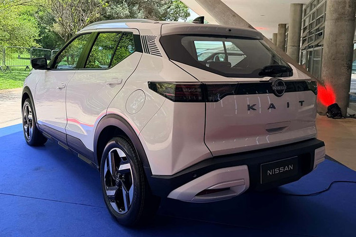 Nissan Kait 2026 được phát triển trên nền tảng V-platform tương tự Kicks Play nhưng có thiết kế mới hoàn toàn. Phần đầu xe gây ấn tượng với cụm đèn LED phân tầng, dải DRL hiệu ứng động và lưới tản nhiệt cỡ lớn. Mâm xe mới giúp tổng thể hiện đại hơn, trong khi phía sau nổi bật với đèn hậu nối liền và dòng chữ “KAIT” đặt giữa cửa cốp nhằm tăng nhận diện.