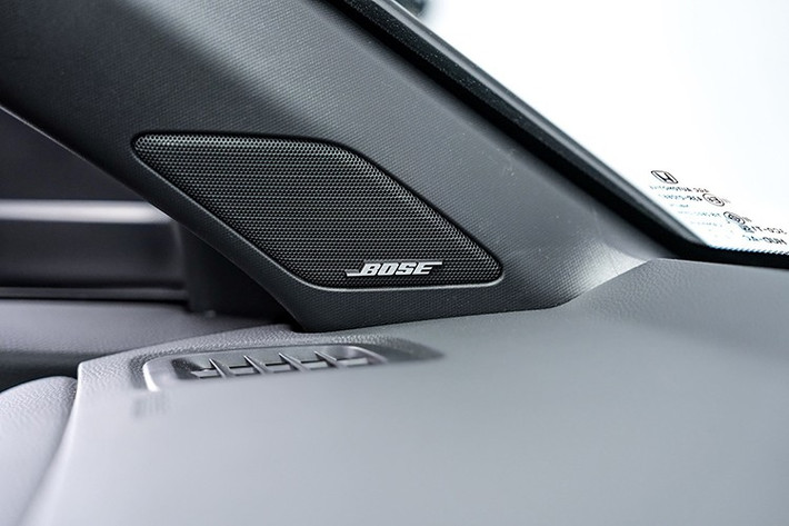 Về sức mạnh, Honda CR-V e:HEV 2025 tiếp tục sử dụng hệ truyền động hybrid i-MMD, kết hợp giữa động cơ xăng 2.0L chu trình Atkinson và hai mô-tơ điện đồng bộ AC nam châm vĩnh cửu, đi cùng bộ pin lithium-ion. Tổng công suất toàn hệ thống đạt 207 mã lực và mô-men xoắn cực đại 335 Nm ở dải vòng tua thấp.