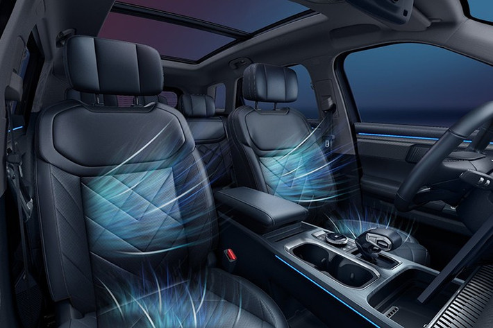 Đáng chú ý, Jaecoo J7 AWD Individual còn được tích hợp gói hỗ trợ lái nâng cao ADAS với nhiều tính năng chủ động như phanh khẩn cấp tự động, cảnh báo lệch làn, hỗ trợ giữ làn đường... Cung cấp sức mạnh cho Jaecoo J7 AWD Individual là động cơ xăng tăng áp 1.6L cho công suất tối đa 183 mã lực và mô-men xoắn cực đại 275 Nm, đi kèm hộp số ly hợp kép 7 cấp.