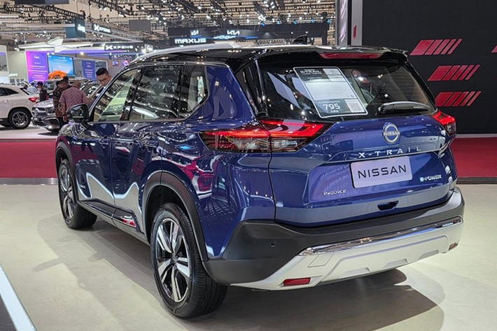 Về mặt an toàn, X-Trail T33 được Nissan trang bị gói công nghệ Safety Shield 360 với hàng loạt tính năng tiên tiến như cảnh báo va chạm phía trước, phanh khẩn cấp tự động, cảnh báo người đi bộ, giám sát điểm mù, hỗ trợ giữ làn, điều khiển hành trình thông minh và camera 360 độ. Xe còn có hệ thống lái bán tự động ProPILOT Assist, giúp nâng cao trải nghiệm lái xe trong đô thị và trên đường cao tốc.