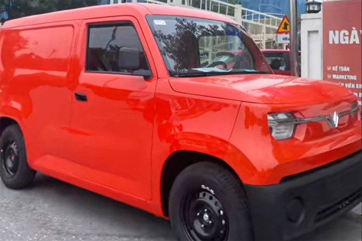 Khoang chứa hàng của VinFast EC Van có dung tích lên tới 2.600 lít, tải trọng tối đa khoảng 600kg. Xe sử dụng động cơ điện có công suất 30kW (quy đổi khoảng 40,2 mã lực), đem lại tốc độ tối đa 75km/h; bộ pin đi kèm có dung lượng 17kWh, đem đến phạm vi di chuyển khoảng 150km sau mỗi lần sạc đầy.