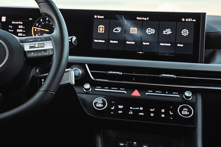 Ở bản Sonata 2026 cao cấp nhất Inspiration, Hyundai trang bị cho xe với nội thất ghế bọc da Nappa và bàn đạp kim loại tiêu chuẩn.