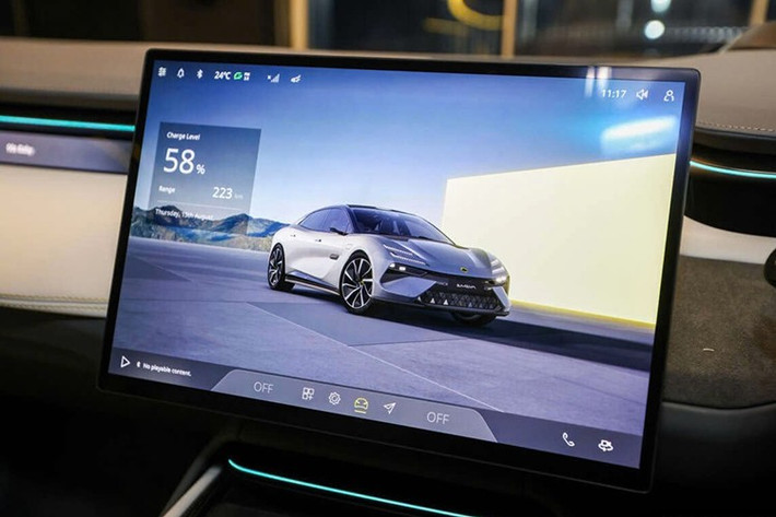 Chiếc sedan chạy điện Lotus Emeya có 34 cảm biến hỗ trợ lái xe, trong đó có 4 LiDAR và 2 radar sóng milimet 4D. Nó hỗ trợ lái xe trên đường cao tốc thông minh và đỗ xe tự động.