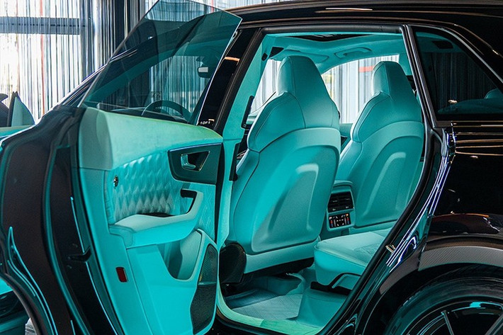 Ngoài ra, chiếc Audi RS Q8 độ từ ABT này còn có một số điểm nhấn màu đen bóng và các chi tiết mạ crôm quen thuộc cũng như khoang lái sử dụng tông màu xanh bạc hà mát mắt, xe cũng được trang bị hệ thống điều hòa không khí đa vùng...