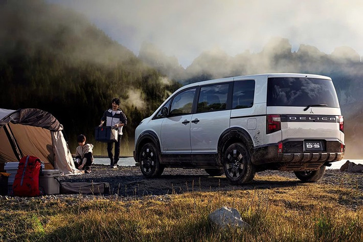 Tại thị trường Nhật Bản, Delica D:5 là mẫu xe bán chạy thứ hai của Mitsubishi, chỉ sau Delica Mini. Tạp chí Best Car của Nhật Bản gần đây đã phỏng vấn Chủ tịch Mitsubishi, ông Takao Kato. Trong bài phỏng vấn này, sếp Mitsubishi đã xác nhận hãng đang cân nhắc phát triển thế hệ mới của xe mang tên Delica D:6.