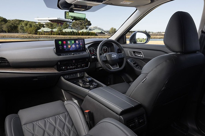 Bảng màu ngoại thất bổ sung hai lựa chọn mới là Deep Ocean Blue và Everest White. Bên trong, phiên bản cao cấp Ti-L có thêm tông màu nội thất Chestnut thay cho màu Tan trước đây.