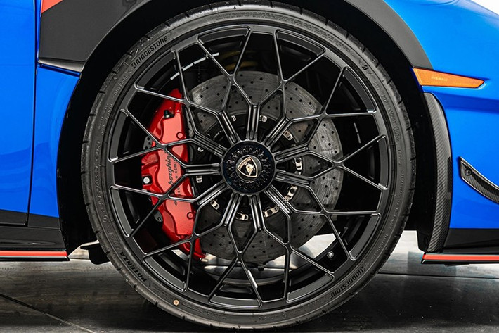 Bộ mâm forged đa chấu Hek sơn màu đen nhám 20 inch trị giá 2.100 USD quy đổi 54,9 triệu đồng. Hệ thống đĩa phanh carbon-ceramic và cùm phanh Lamborghini màu đỏ có giá 1.400 USD quy đổi 36,6 triệu đồng.