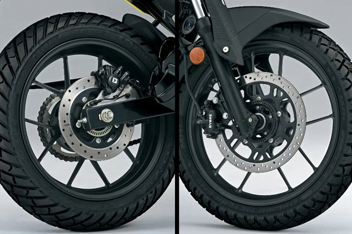 Về khung sườn và hệ thống treo, xe vẫn duy trì phuộc ống lồng phía trước, giảm xóc đơn phía sau, cùng với bánh xe hợp kim 19 inch trước và 17 inch sau. Hệ thống phanh gồm đĩa phanh trên cả hai bánh, đi kèm ABS hai kênh tiêu chuẩn, đảm bảo an toàn và ổn định khi di chuyển trên nhiều loại địa hình khác nhau.