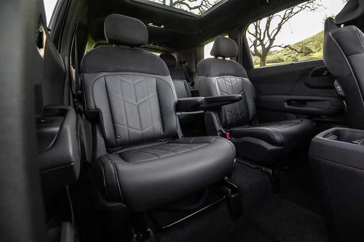 Telluride X-Pro được trang bị lốp địa hình Continental CrossContact ATR kích thước 255/60R18, đi cùng mâm 18 inch. Tuy nhiên, bộ mâm sơn đen bóng có thể không phải lựa chọn tối ưu cho điều kiện địa hình khắc nghiệt.