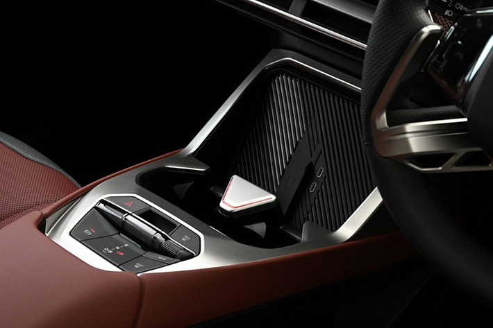 Nguồn năng lượng đến từ bộ pin dung lượng 113,4 kWh, cho phạm vi hoạt động tối đa 805 km mỗi lần sạc đầy theo công bố của hãng. Hệ thống pin hỗ trợ sạc nhanh công suất lên tới 400 kW. Với điều kiện phù hợp, xe có thể sạc từ 10% lên 80% trong khoảng 21 phút.