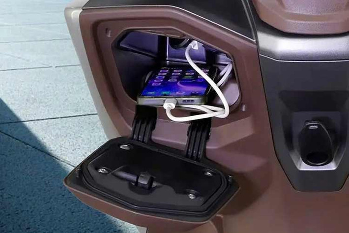 Burgman Street EX 2026 sử dụng cụm đồng hồ LCD kỹ thuật số hoàn toàn tích hợp hệ thống Suzuki Ride Connect, cho phép kết nối Bluetooth với điện thoại thông minh và hỗ trợ các tính năng như thông báo cuộc gọi, tin nhắn cũng như dẫn đường từng chặng.