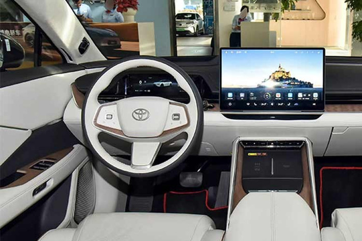 Bước vào khoang lái, người dùng sẽ ngay lập tức cảm nhận được sự hiện diện của công nghệ thông minh. Toyota bZ7 lược bỏ sự rườm rà để tập trung vào bảng đồng hồ LCD tinh gọn và màn hình trung tâm 15,6 inch độ phân giải 2K sắc nét.