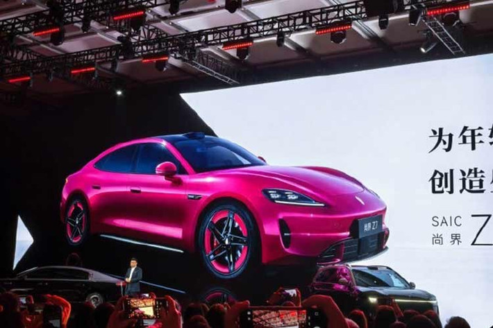 Một mẫu xe điện mới do liên minh Harmony Intelligent Mobility Alliance (HIMA) hậu thuẫn, trong đó Huawei đóng vai trò dẫn dắt, vừa được giới thiệu tại Trung Quốc với thiết kế gây nhiều chú ý. Mẫu xe mang tên Z7 do SAIC phát triển sở hữu kiểu dáng được cho là có nhiều điểm tương đồng với Porsche Taycan, nhưng có mức giá thấp hơn đáng kể.