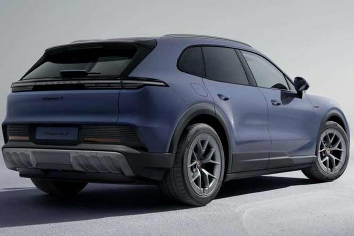 Bên cạnh đó, xe còn được trang bị chế độ lái đường đua (Track mode) cùng hệ thống treo Active Ride và công nghệ điều phối lực kéo Vectoring Plus nhằm duy trì sự ổn định đặc trưng của dòng xe Porsche. Cung cấp năng lượng cho Cayenne S là khối pin có dung lượng 113 kWh, tương đương với các phiên bản điện khác trong dòng sản phẩm.