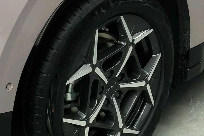 Tại thị trường nội địa Trung Quốc, Lynk &amp; Co 02 được biết đến với tên gọi Z20. Mẫu xe này cho thấy bước thay đổi rõ rệt trong phong cách thiết kế của hãng khi tiếp nhận nhiều chi tiết từ bản concept "The Next Day". Ngoại thất hướng đến yếu tố khí động học với thiết kế đầu xe dạng kín, tay nắm cửa ẩn và phần mái vuốt dốc đặc trưng của phong cách coupe SUV.