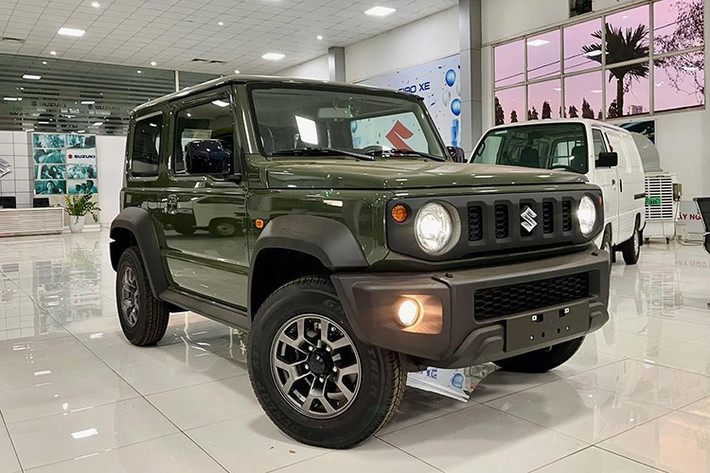 Với doanh số thấp nhưng Suzuki Jimny không phải là một mẫu xe được thiết kế để phục vụ số đông. Nó là một chiếc SUV cỡ nhỏ với phong cách off-road và tập trung vào khả năng vượt địa hình và kén người chơi.