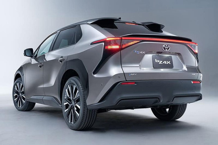 Ở lần nâng cấp giữa vòng đời này, mẫu xe điện Toyota bZ4X được nâng cấp với cụm đèn pha LED sắc sảo hơn và các khe gió cản trước mạnh mẽ hơn.