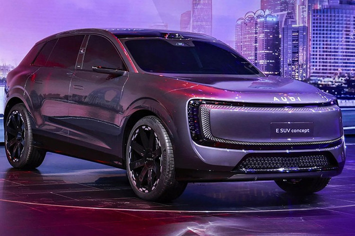AUDI E SUV gây ấn tượng mạnh với thiết kế gần như đã sẵn sàng đi vào sản xuất. Xe sở hữu phong cách thiết kế hiện đại, đồng điệu với E5 Sportback với đèn LED kéo dài phía trước và sau, thân xe mượt mà, hốc bánh xe gân guốc, tay nắm cửa ẩn và gương chiếu hậu dạng camera.