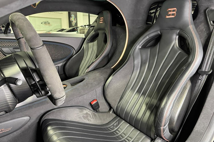 Tốc độ tối đa được giới hạn điện tử là 217 dặm/giờ (350 km/giờ) ưu tiên độ chính xác khi vào cua hơn là tốc độ thô, đánh đổi một vài dặm/giờ tốc độ tuyệt đối để cải thiện độ ổn định và khả năng kiểm soát.