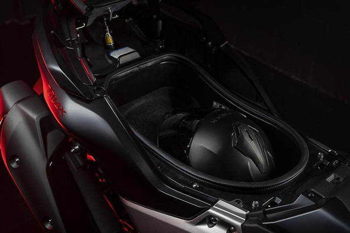 Ngoài những điểm khác biệt đã nêu, TMax 560 25th Anniversary không khác gì bản Blackmax tiêu chuẩn. Xe có nhiều tính năng hữu ích bao gồm chức năng vận hành không cần chìa khóa (bao gồm cả chức năng mở cốp xe) thông qua smartkey.