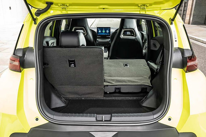 Ngoại thất BYD Atto 1 với phần đầu xe trông năng động với ốp màu đen trên cản trước và đèn pha LED tự động, nằm giữa 2 đèn LED định vị ban ngày nằm chéo, tạo điểm nhấn độc đáo. Trong khi đó, khu vực phía sau đi kèm đèn phanh LED liền mạch và đèn sương mù để tăng khả năng quan sát cho phương tiện khác.