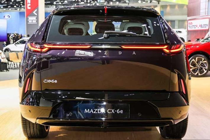 Dù được thiết kế và sản xuất tại Trung Quốc nhưng mẫu ô tô điện này lại dùng hệ thống treo trước MacPherson cũng như hệ thống treo sau đa liên kết do trung tâm R&amp;D châu Âu của Mazda tại Oberusel (Đức) tinh chỉnh. Chưa hết, Mazda CX-6e còn có 9 khe điều hướng luồng không khí, kể cả ở mép trước lưới tản nhiệt và cột C. Bên cạnh đó là màu sơn tím Nightfall Violet đặc trưng.