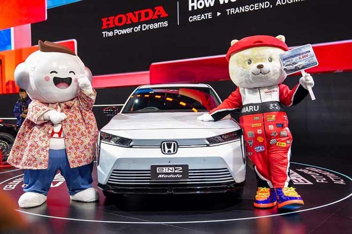 Honda e:N2 mang phong cách SUV coupe với phần đuôi vuốt dốc và các đường nét sắc sảo, nhấn mạnh tính khí động học và diện mạo thể thao. Phần đầu xe được thiết kế theo phong cách đặc trưng của xe điện với lưới tản nhiệt kín, đi kèm hệ thống đèn LED toàn phần và logo phát sáng, tạo nên nhận diện khác biệt so với các mẫu SUV chạy xăng truyền thống.