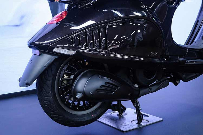 Vespa 946 Horse được trang bị động cơ xi-lanh đơn, 4 thì 3 van, dung tích thực 155 phân khối, làm mát bằng không khí. Xe sử dụng cặp bánh với vành 12 inch. Trang bị an toàn với phanh đĩa đơn cả hai bánh. Ngoài ra, xe còn lắp hệ thống phanh ABS hai kênh với hệ thống ASR chống trượt.