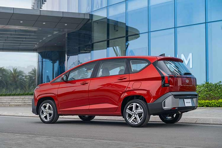 Tiếp theo đó là các đường gân dập nổi chạy dọc thân xe, kết nối liền mạch từ trước ra sau. Mui xe nhô cao, khoảng sáng gầm cao và tỷ lệ thân xe cân đối hơn giúp mẫu MPV nhà Hyundai trông đậm chất SUV hơn. Phía sau, cụm đèn hậu LED được thiết kế lại với hình khối sắc nét hơn, đồng bộ với tổng thể thiết kế và tăng khả năng nhận diện từ xa.