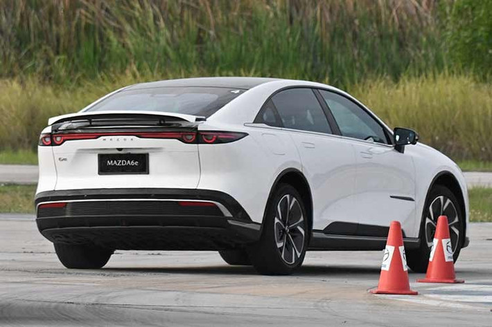 Đáng chú ý, Mazda đã tinh chỉnh lại hệ thống khung gầm so với mẫu xe nền tảng ban đầu, bao gồm giảm xóc, lò xo, tay đòn trước và các điểm liên kết nhằm mang lại cảm giác lái đặc trưng của thương hiệu. Xe cũng có phân bổ trọng lượng lý tưởng 50:50, kết hợp các chế độ lái và hệ thống phanh tái sinh nhiều cấp độ.