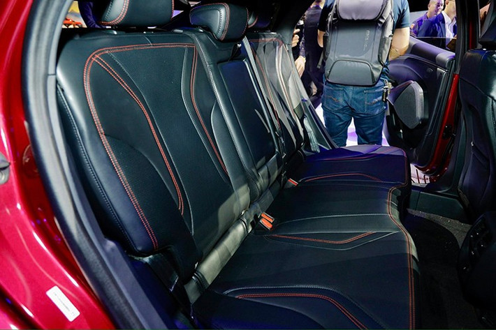 Dung tích khoang hành lý phía sau là 402 lít và có thể mở rộng lên đến 1.420 lít khi gập hàng ghế sau. Đi kèm với đó là cốp trước với dung tích 81 lít và có khả năng thoát nước.