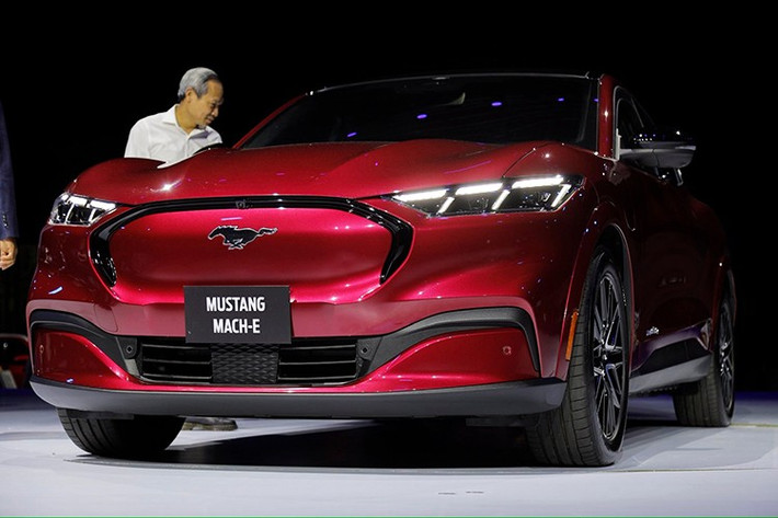 Để mở cửa trước sau khi đã mở khóa xe điện Ford Mustang Mach-E 2026, người dùng chỉ cần nhấn nút trên trụ B, cửa sẽ tự động bật ra khoảng 40mm.