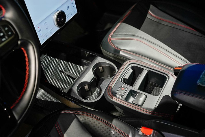 Ngoài ra, xe còn được trang bị hệ dẫn động 4 bánh toàn thời gian AWD cùng 3 chế độ lái, bao gồm Whisper, Active và Untame. Cơ chế lái một bàn đạp (One-Pedal Drive), cho phép người lái điều khiển tăng tốc, giảm tốc và dừng xe chỉ bằng chân ga, cũng có trên mẫu ôtô điện này.