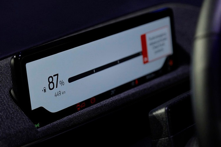 "Trái tim" của Ford Mustang Mach-E Premium AWD tại Việt Nam là 2 mô-tơ điện nằm trên hai cầu, tạo ra tổng công suất 395 mã lực và mô-men xoắn cực đại 676 Nm. Mô-tơ điện kết hợp với pin lithium-ion có dung lượng 88 kWh, mang đến quãng đường di chuyển lên đến 550 km.