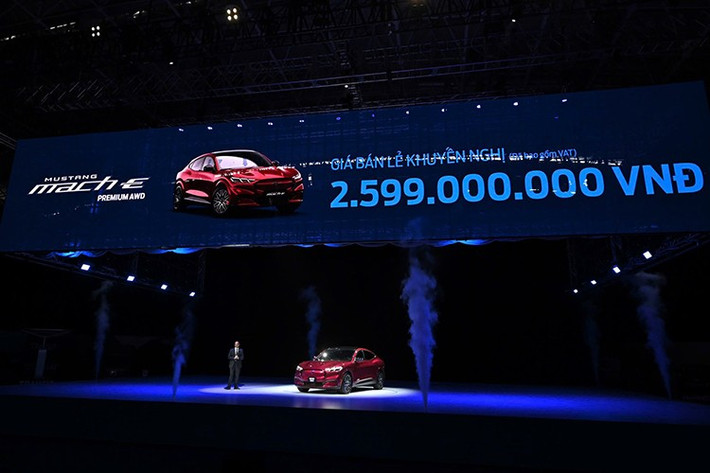 Tại Việt Nam, Ford Mustang Mach-E chỉ có 1 phiên bản là Premium AWD và giá bán 2,599 tỷ đồng. Với 300 khách hàng tiên phong, mức ưu đãi là 2,499 tỷ đồng. Khách hàng còn được tặng kèm bộ sạc di động theo xe, bộ sạc treo tường (wallbox) và miễn phí công lắp đặt. Xe sẽ chính thức được bàn giao tới tay khách hàng Việt Nam từ cuối tháng 9/2025.