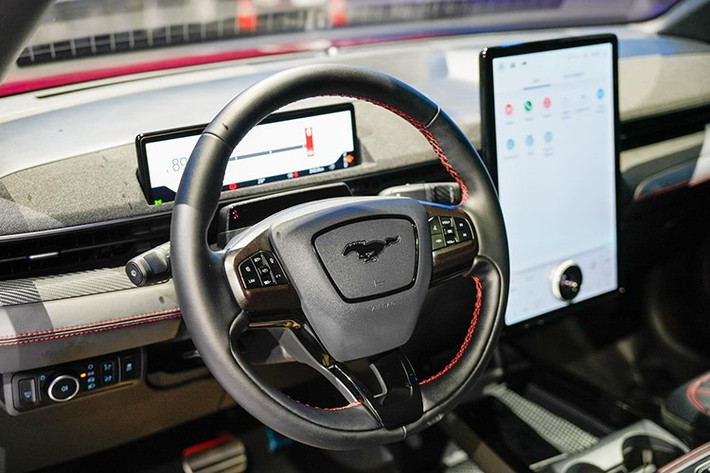 Tiếp theo đó là hệ thống thông tin giải trí SYNC 4A thế hệ mới nhất, cho phép cá nhân hóa hơn 80 thiết lập trên xe, từ nhiệt độ nội thất, vị trí ghế ngồi cho đến ánh sáng. Hệ thống này đi kèm màn hình cảm ứng trung tâm 15,6 inch, hỗ trợ kết nối Apple CarPlay/Android Auto không dây. Bộ sạc không dây cho điện thoại thông minh cũng là trang bị tiêu chuẩn của xe.