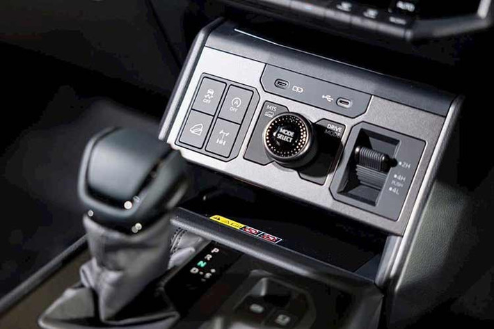 Nằm bên dưới nắp ca-pô của Toyota Hilux mới là 1 loại động cơ quen thuộc. Đây là động cơ diesel 4 xi-lanh có mã 1GD-FTV với dung tích 2.8L, cho công suất tối đa 204 mã lực và mô-men xoắn cực đại 410 Nm khi đi với hộp số sàn 6 cấp hoặc 500 Nm nếu kết hợp cùng hộp số tự động 6 cấp.