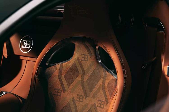 Giống như bên ngoài, nội thất của Veyron FKP Hommage cũng giống như một sự hiện đại hoá của chiếc Veyron gốc. Bên trong, vô lăng và bảng điều khiển trung tâm bằng nhôm được chế tác từ một khối kim loại nguyên khối với hình elip và phay hoạ tiết vảy cá nhưng thuôn gọn hơn.