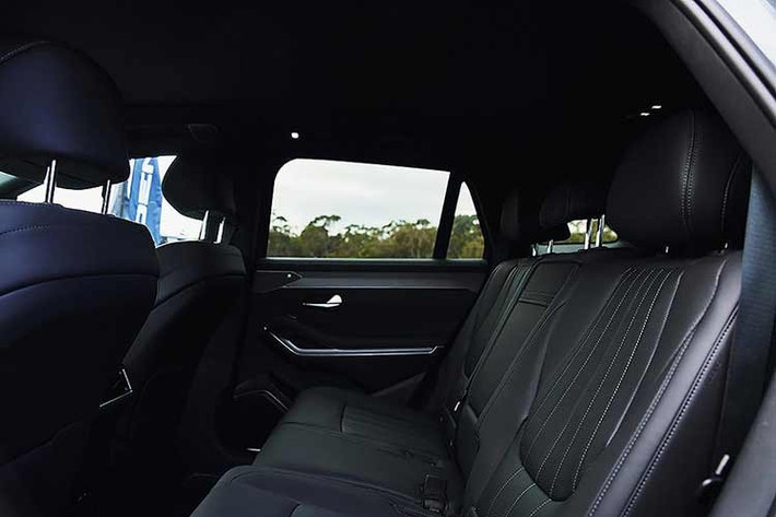 Tuy nhiên, bạn có thể muốn xem xét kỹ hơn tùy chọn dẫn động bốn bánh (AWD) vì nó có các đặc điểm khác biệt: bộ pin 35,6 kWh và công suất 481 mã lực cùng mô-men xoắn 675 Nm.