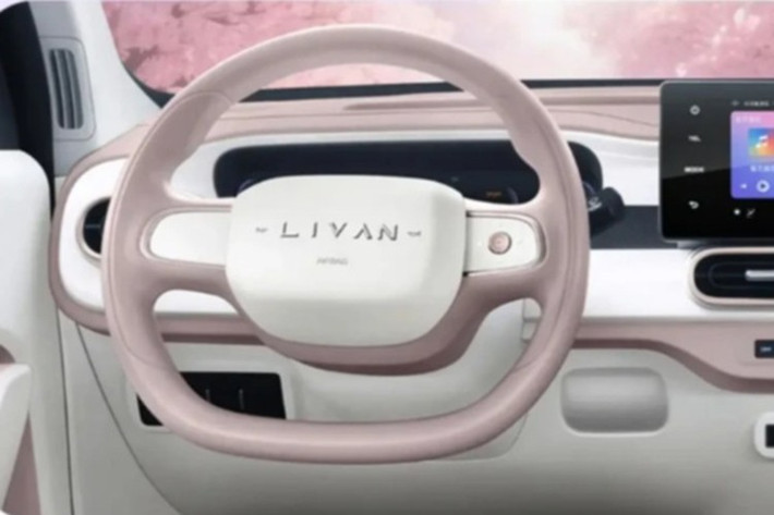 Xe được trang bị vô lăng 2 chấu, cần số xoay điện tử, màn hình trung tâm đặt nổi cùng nhiều tiện ích nhỏ gọn như móc treo đồ.