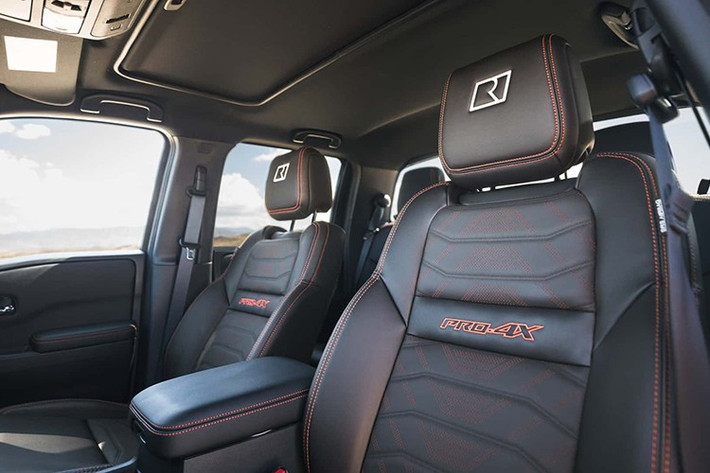 Bên trong khoang cabin của bản này có một số chi tiết riêng như: ghế thêu logo “R”, trần đen và hệ thống thông tin giải trí với màn hình 12,3 inch, kết hợp đồng hồ 7 inch.