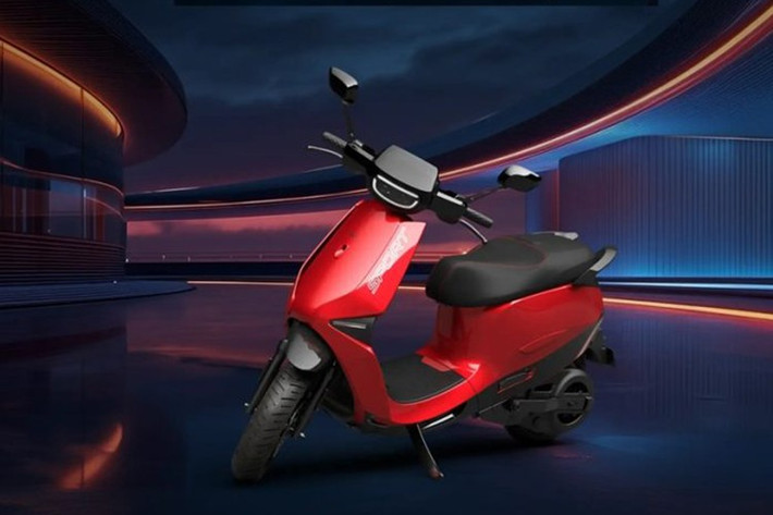 Cung cấp sức mạnh cho xe là động cơ điện mạnh 21 mã lực, có khả năng tăng tốc 0-40 km/h chỉ trong 2 giây và đạt tốc độ tối đa 152 km/h. Bộ pin 5,2 kWh với cell 4680 Bharat do Ola phát triển cho phép đi được khoảng 320 km sau mỗi lần sạc.